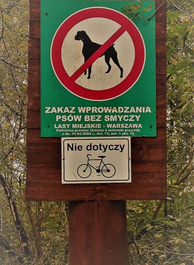 Obraz zawierający znak, zewnętrzne, trawa, drewniane
Opis wygenerowany automatycznie